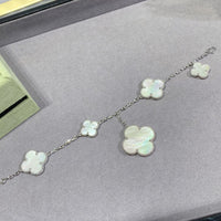 [Globe Jewelers] Armband mit Kleeblattmotiv, 5-teilig, weiß, silberfarben