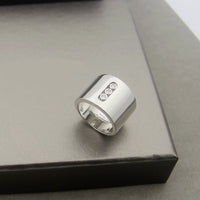 [Globe Jewelry] Move Wide 3 Moving Diamonds Wide Band Ring