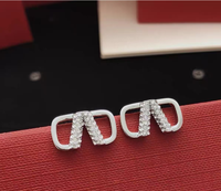 [Globe Jewelers]V-shaped stud earrings
