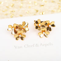 [Globe Jewelers]Clover huggie earrings